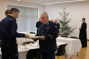 Uczestnicy wigilijnego spotkania w krośnieńskiej komendzie