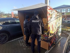 policjant i strażnik miejski podczas kontroli punktu sprzedaży fajerwerków na jednym z krośnieńskich parkingów