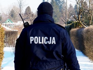 policjant patrolujący ogórki działkowe w zimowej scenerii