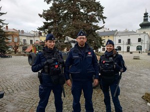 troje policjantów podczas zabezpieczenia 32 finału Wielkiej Orkiestry Świątecznej Pomocy na krośnieńskim rynku