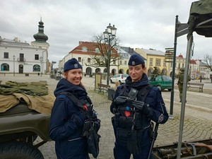 Policjantki patrolujące krośnieński rynek podczas zabezpieczenia 32 finału Wielkiej Orkiestry Świątecznej Pomocy