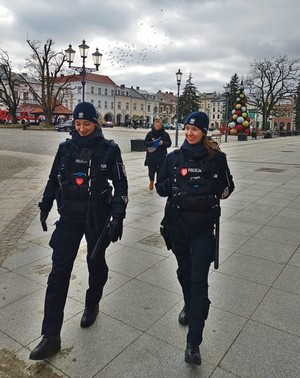 Policjantki patrolujące krośnieński rynek podczas zabezpieczenia 32 finału Wielkiej Orkiestry Świątecznej Pomocy