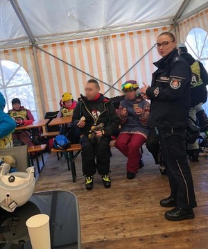 policjantka podczas akcji &quot;Kręci mnie bezpieczeństwo na stoku&quot; podczas spotkania z narciarzami w Puławach