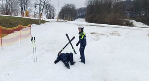policjant podczas pokazu pierwszej pomocy na stoku narciarskim