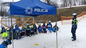 Policjant w czasie spotkania z młodymi narciarzami na stoku