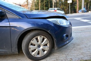 uszkodzenia pokolizyjne przedniej części forda