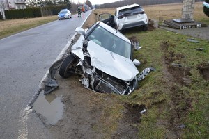 Uszkodzona toyota oraz suzuki w przydrożnym rowie. W tle policyjny radiowóz i funkcjonariusze