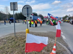 protest rolników w rejonie przejścia granicznego w Barwinku. W tle unieruchomione ciężarówki, manifestanci z flagami oraz pojazd rolnicze