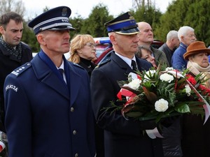 Komendant Miejski Policji i Komendant Miejski Państwowej Straży Pożarnej podczas uroczystości patriotycznych