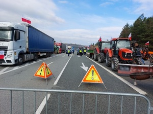 protest rolników w rejonie przejścia granicznego w Barwinku. Ustawione zapory drogowe, ciężarówki i pojazdy rolnicze