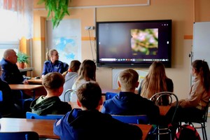 policjantka podczas wyświetlania prezentacji multimedialnej dla młodzieży szkolnej