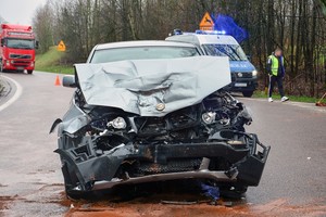 uszkodzenia powypadkowe przedniej części bmw, w tle policyjny radiowóz