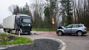 uszkodzenia powypadkowe ciężarowego volvo i bmw