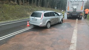 Pojazdy uczestniczące z zdarzeniu drogowym w Trzcianie. Na pierwszym planie ford, w tle naczepa pojazdu ciężarowego