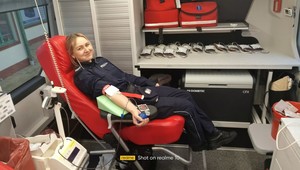 policjantka oddająca krew w czasie akcji krwiodawstwa