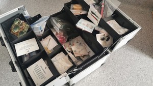 wnętrze profilaktycznej walizki narkotykowej