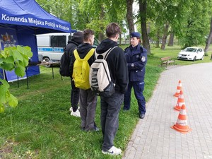 policjantka podczas pikniku mundurowego w rozmowie z młodzieżą