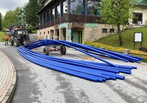 rozsypane rury wodociągowe na ulicy w Iwoniczu-Zdroju