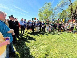 uczestnicy spływu kajakowego przed rozpoczęciem zawodów