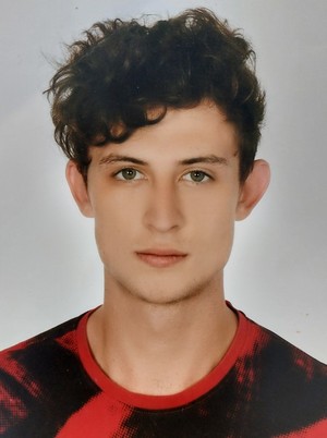 fotografia zaginionego mężczyzny - ciemne włosy, twarz zwrócona frontem do obiektywu, bluza w kolorze czarno-czerwonym