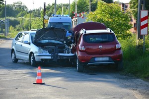 Uszkodzenia pokolizyjne volkswagena i dacii po zderzeniu na ul. Okulickiego w Krośnie. W tle policyjny radiowóz