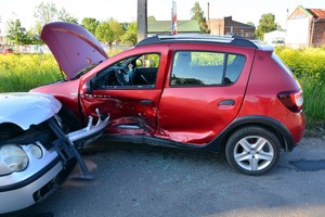 uszkodzenia pokolizyjne volkswagena i dacii po zderzeniu na ul. Okulickiego w Krośnie