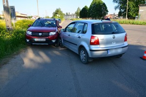 uszkodzenia pokolizyjne volkswagena i dacii po zderzeniu na ul. Okulickiego w Krośnie