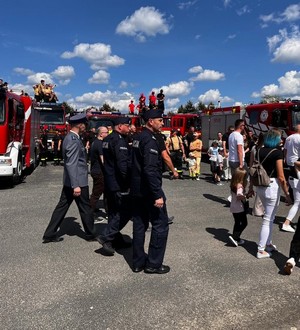 policjanci podczas przemarszu rozpoczynającego wydarzenie