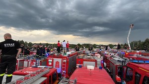 strażackie pojazdy podczas wydarzenia