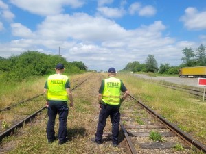 policjant i funkcjonariusz SOK podczas patrolu infrastruktury kolejowej