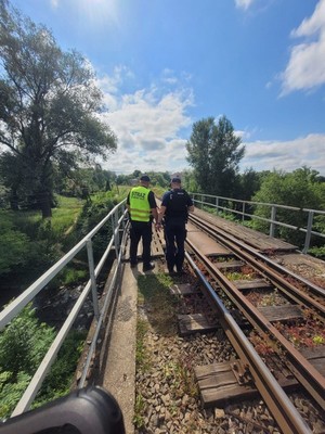 policjant i funkcjonariusz SOK podczas patrolu mostu kolejowego