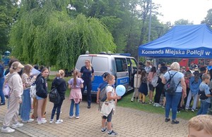 Uczestnicy pikniku profilaktycznego podczas odwiedzin policyjnego punktu profilaktyki