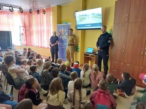 Uczestnicy pikniku profilaktycznego podczas prelekcji mundurowych profilaktyków