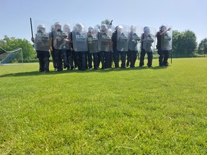 policjanci podczas ćwiczeń na obiektach stadionu miejskiego