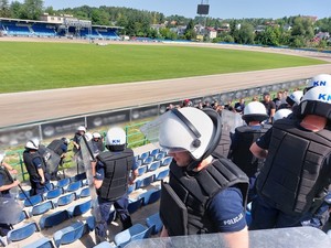 policjanci podczas ćwiczeń na obiektach stadionu miejskiego