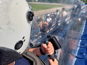 policjanci podczas ćwiczeń na obiektach stadionu miejskiego