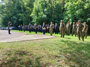 policjanci i żołnierze podczas odprawy przed rozpoczęciem ćwiczeń terenowych