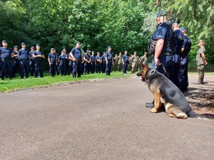 policjanci i żołnierze podczas odprawy przed rozpoczęciem ćwiczeń terenowych