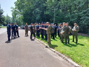 policjanci i żołnierze podczas odprawy przed rozpoczęciem ćwiczeń terenowych