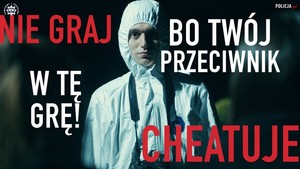 Grafika przedstawiająca osobę ubraną w biały strój z kapturem. W tle hasło Nie bądź zombi! Twój przeciwnik cheatuje!