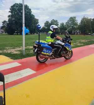 policyjny motocyklista w czasie pikniku profilaktycznego