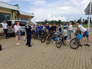 uczestnicy pikniku profilaktycznego podczas pogadanki z policjantką