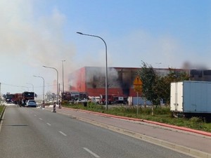 Zadymienie w związku z pożarem marketu budowlanego w Krośnie. Na ulicy pojazdy służb ratowniczych