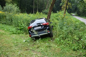 uszkodzenia powypadkowe mitsubishi, które wjechał w drzewo