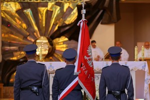 policjanci podczas nabożeństwa w kościele