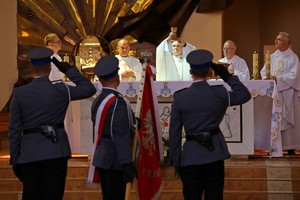 policjanci podczas nabożeństwa w kościele