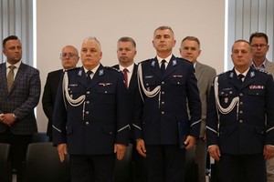 policjanci podczas uroczystej zbiórki