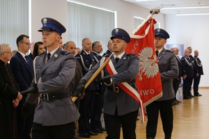 poczet sztandarowy na tle uczestników uroczystości