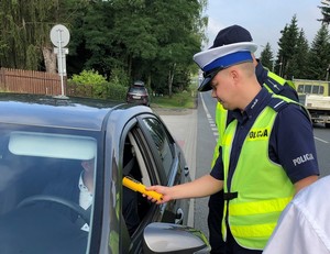 policjanci podczas kontroli stanu trzeźwości kierowców