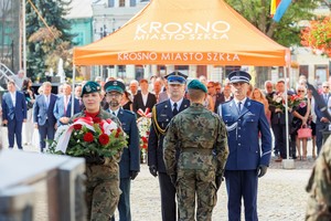 delegacje służb mundurowych podczas składania okolicznościowych wieńców